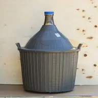Sticlă de vin, în cutie de protecție din plastic, 54 de litri