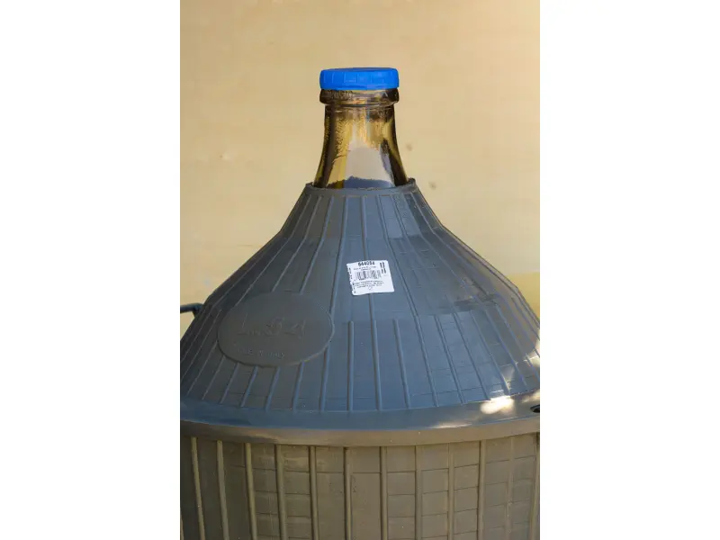Sticlă de vin, în cutie de protecție din plastic, 54 de litri