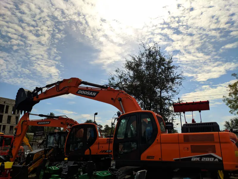 Гусеничный экскаватор Doosan DX200A-7M . 